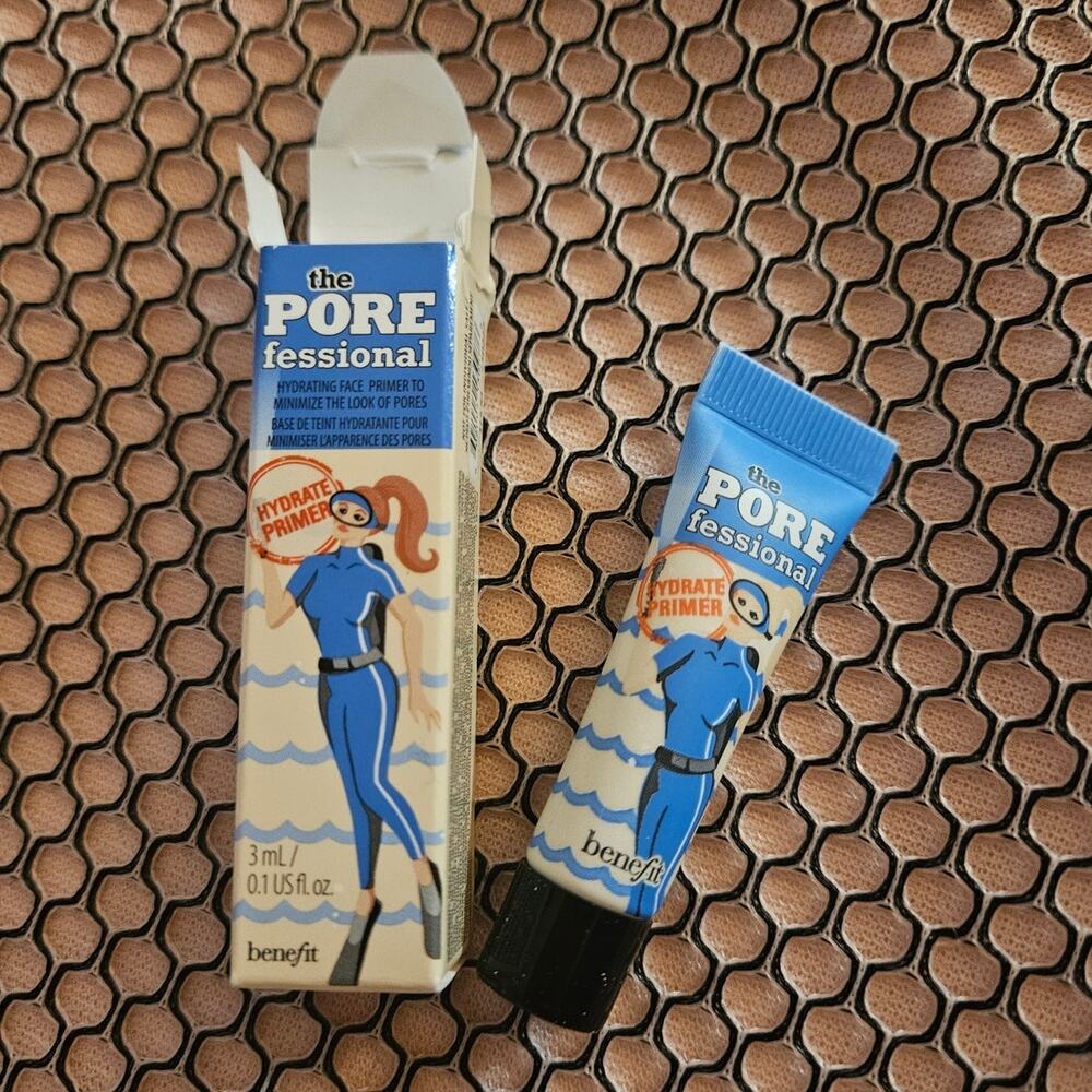 Benefit the Porefessional Hydrating Face Primer to Minimize the Look of Pores